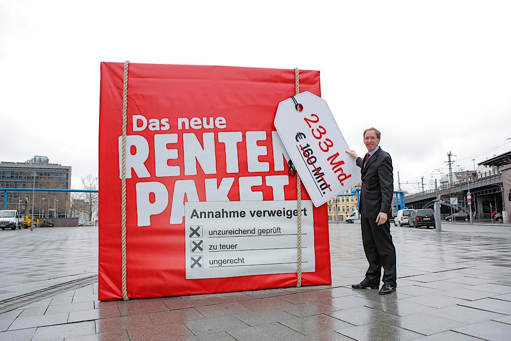 INSM-Geschäftsführer Hubertus Pellengahr neben dem 3 Meter hohen Rentenpaket in Berlin.