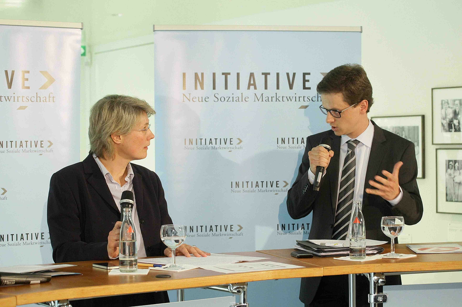 Birgit Marschall von der Rheinischen Post und Carsten Linnemann beim Marktwirtschaftlichen Dialog.
